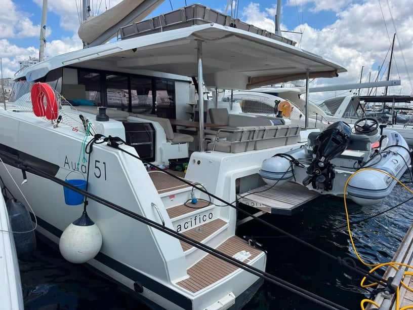 Martinique Catamaran Cabine 5  10  slaapplaatsen 10  gasten 15.54 m Lijstnummer: #30337