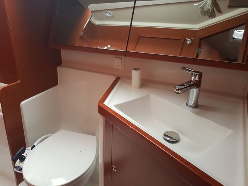 Puntone Sailboat 3 cabin 8 berths 8 guests 12.43 m Listing Number: #3098 3