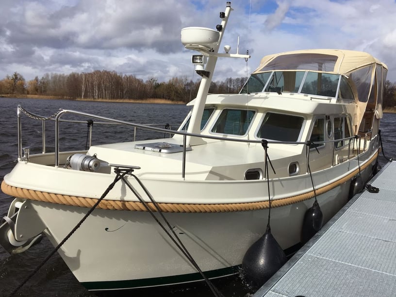 Werder (Havel) Bateau à moteur Cabine 2  Couchettes 4  Invités 4  10.7 m Numéro de l'annonce: #3178