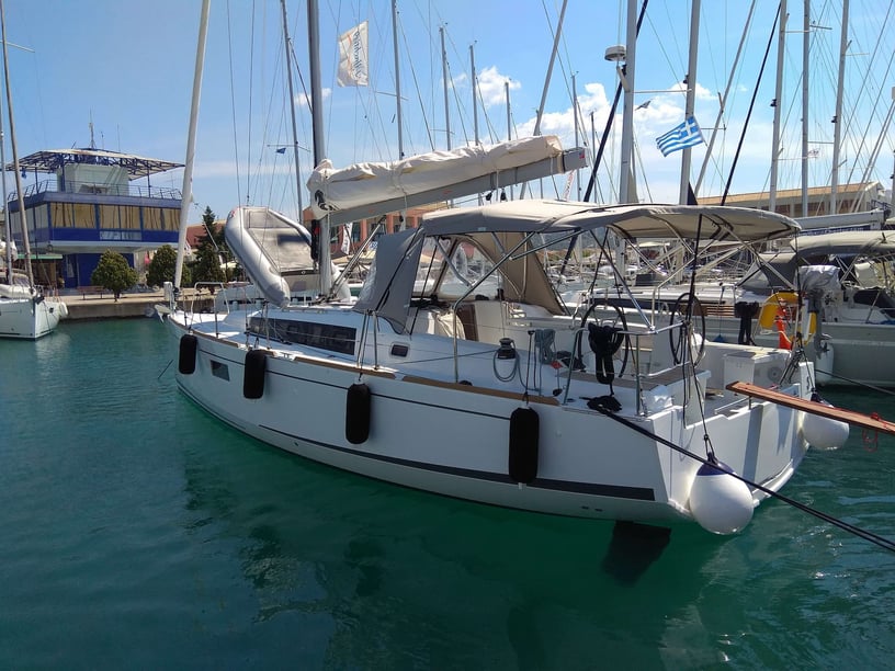 Lefkada Zeilboot Cabine 3  6  slaapplaatsen 6  gasten 11.7 m Lijstnummer: #321 5