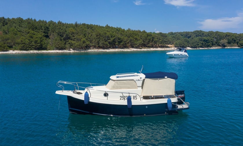 Pula Motorboat 1 cabin 3 berths 7 guests 7.2 m Listing Number: #3334 3