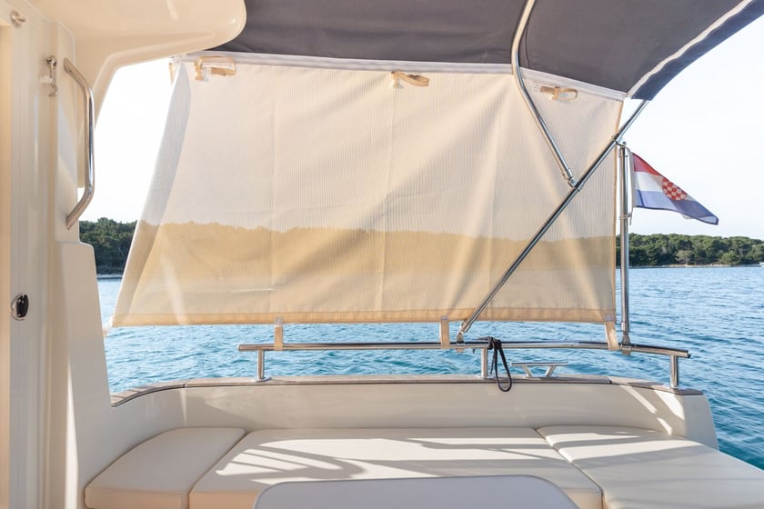 Pula Motorboat 1 cabin 3 berths 7 guests 7.2 m Listing Number: #3334 5