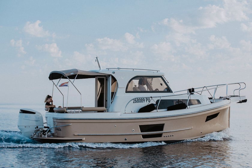 Pula Motorboat 2 cabin 5 berths 8 guests 8.7 m Listing Number: #3337 2