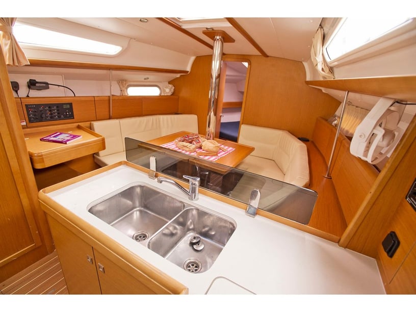 Volos Zeilboot Cabine 3  7  slaapplaatsen 7  gasten 10.94 m Lijstnummer: #3438 4