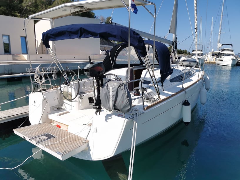 Arrastra Sailboat 3 cabin 8 berths 8 guests 10.69 m Listing Number: #3474 3