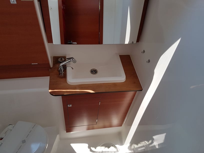 Medulin Sailboat 3 cabin 8 berths 8 guests 11.23 m Listing Number: #3553 3