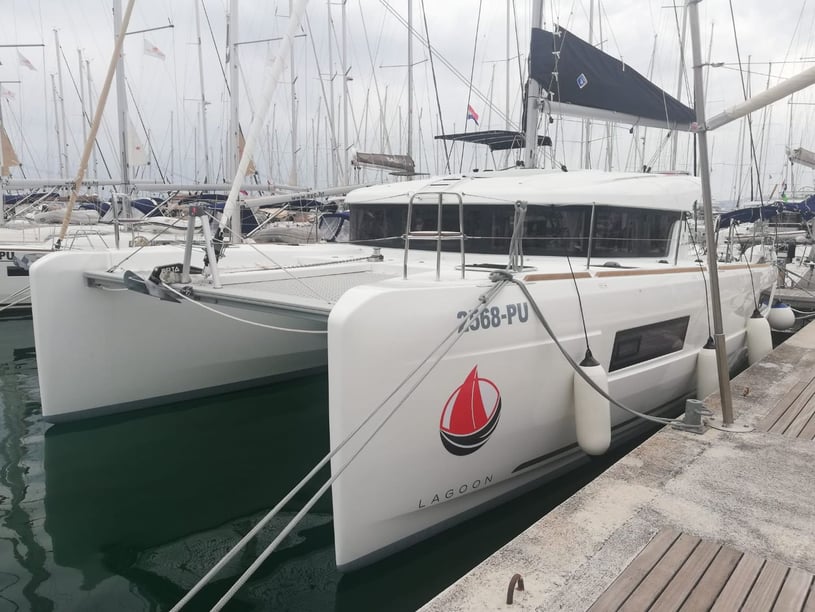 Dubrovnik Catamaran 6 cabin 12 berths 12 guests 11.74 m Listing Number: #3595 3