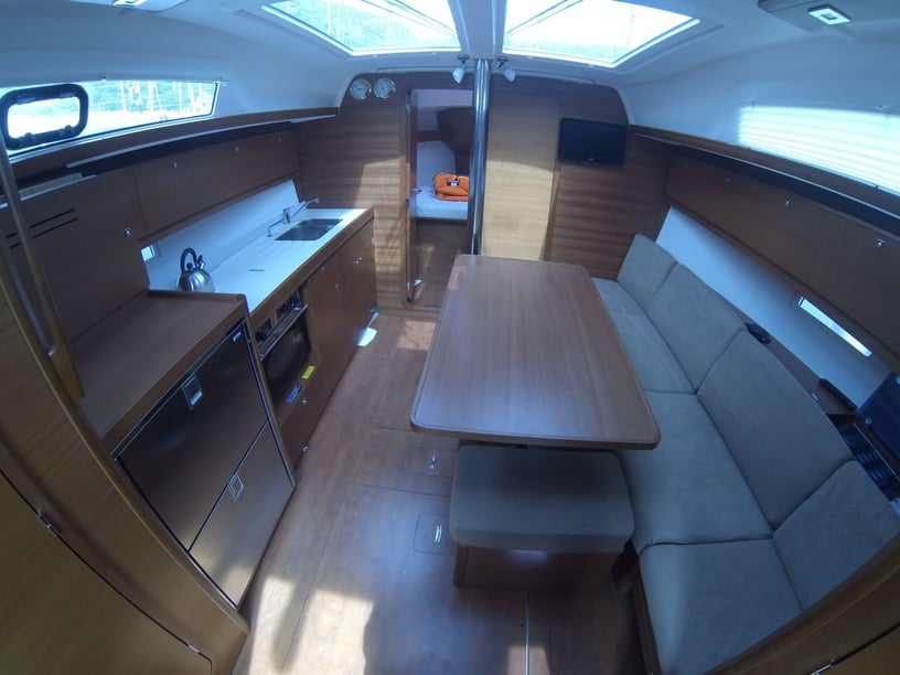 Medulin Sailboat 3 cabin 8 berths 8 guests 11.23 m Listing Number: #3607 2