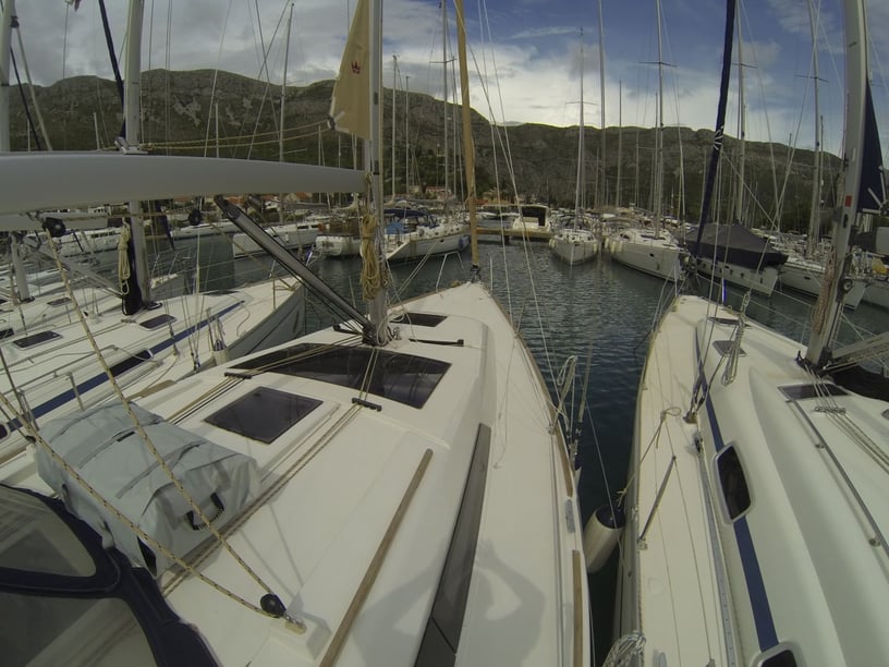 Medulin Sailboat 3 cabin 8 berths 8 guests 11.23 m Listing Number: #3607 4