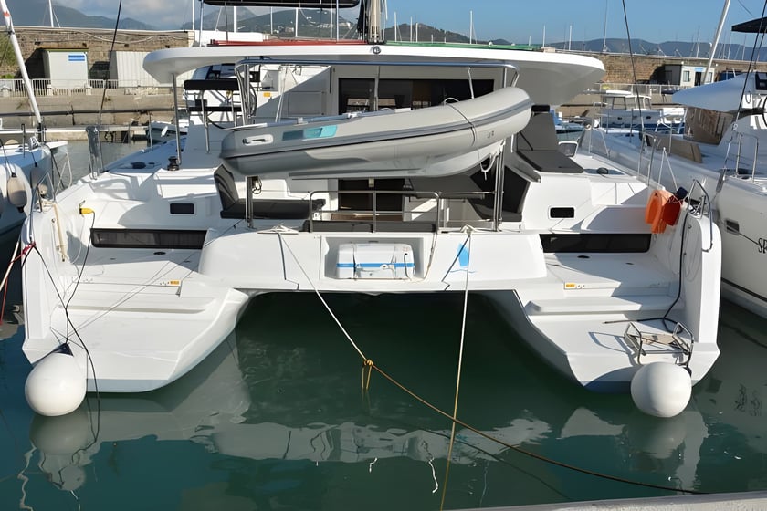 Salerne Catamaran Cabine 6  Couchettes 12  Invités 12  12.8 m Numéro de l'annonce: #3664 4