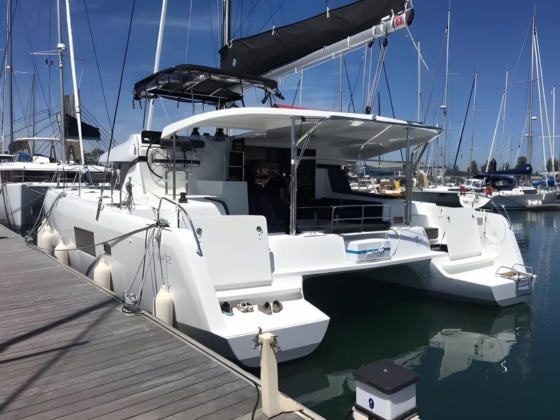 Salerne Catamaran Cabine 6  Couchettes 12  Invités 12  12.8 m Numéro de l'annonce: #3664