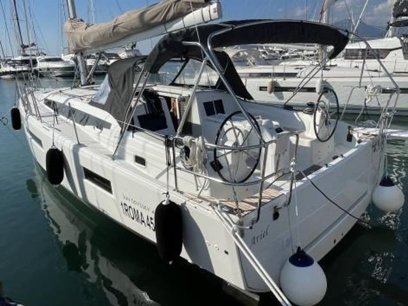 Salerno Zeilboot Cabine 3  6  slaapplaatsen 8  gasten 12.35 m Lijstnummer: #3676