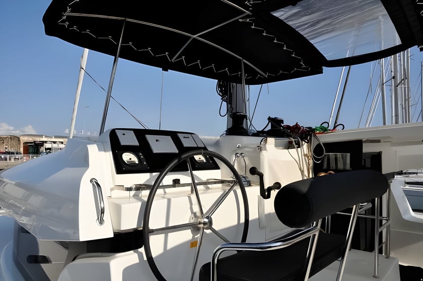 Salerne Catamaran Cabine 4  Couchettes 10  Invités 10  12.8 m Numéro de l'annonce: #3679