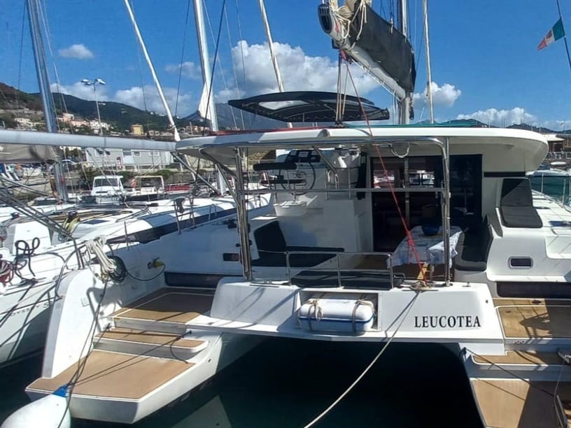 Salerno Catamaran Cabine 5  11  slaapplaatsen 12  gasten 12.8 m Lijstnummer: #3679