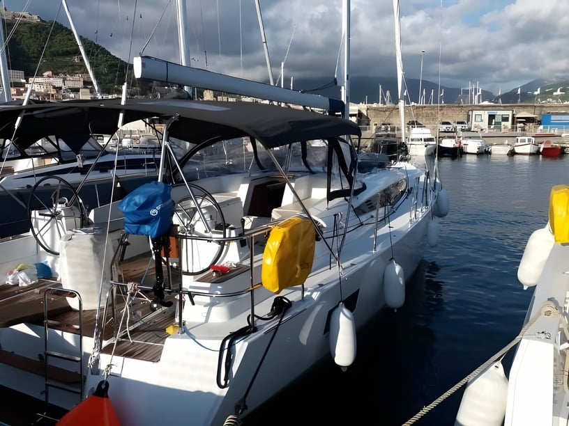 Salerno Zeilboot Cabine 5  12  slaapplaatsen 12  gasten 16.16 m Lijstnummer: #3681