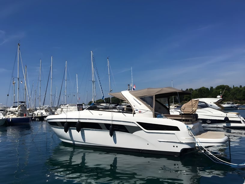 Pula Yacht à moteur Cabine 2  Couchettes 5  Invités 5  12.22 m Numéro de l'annonce: #3790 3