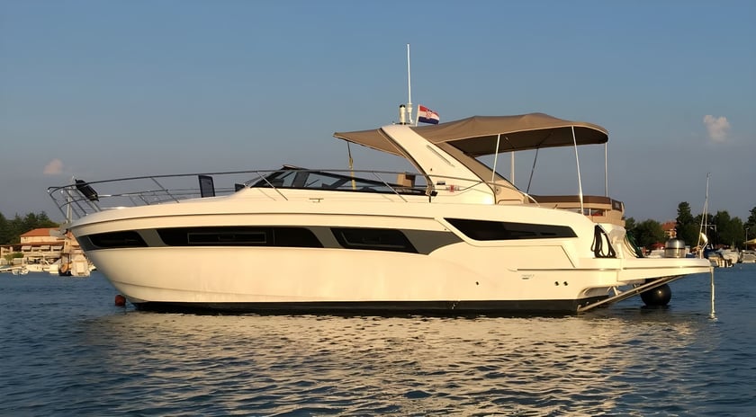 Pula Yacht à moteur Cabine 2  Couchettes 5  Invités 5  12.22 m Numéro de l'annonce: #3790