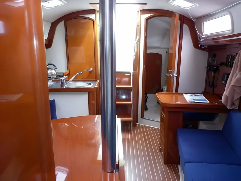 Cogolin Sailboat 2 cabin 4 berths 4 guests 9.62 m Listing Number: #3818 4