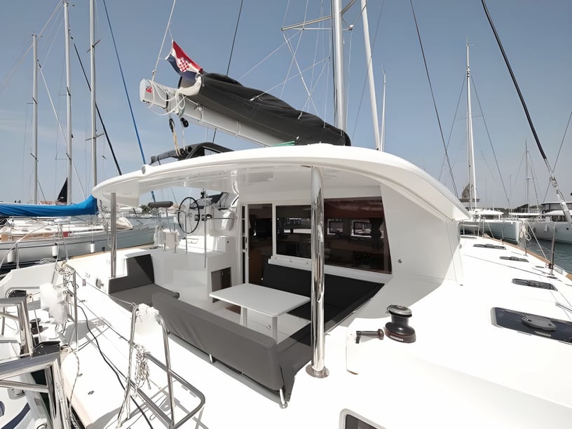 Sukošan Catamaran 6 cabin 12 berths 12 guests 11.97 m Listing Number: #402 4