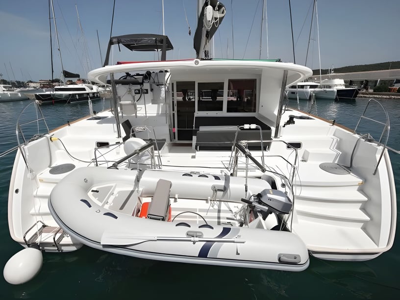 Sukošan Catamaran 6 cabin 12 berths 12 guests 11.97 m Listing Number: #402