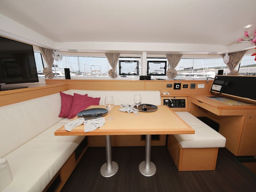 Sukošan Catamaran Cabine 6  Couchettes 12  Invités 12  11.97 m Numéro de l'annonce: #402 3