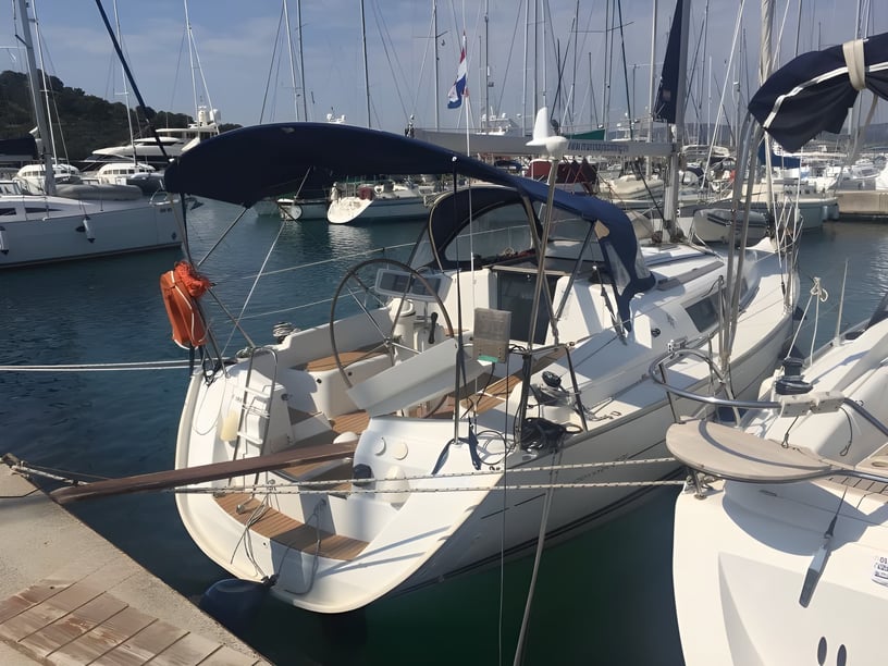 Murter Sailboat 2 cabin 5 berths 5 guests 10.22 m Listing Number: #4040 5