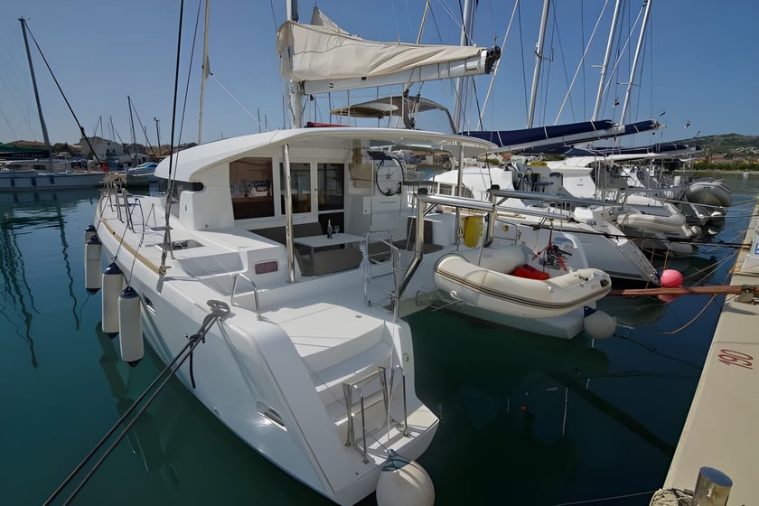 Murter Catamaran 6 cabin 12 berths 12 guests 11.74 m Listing Number: #4047 4