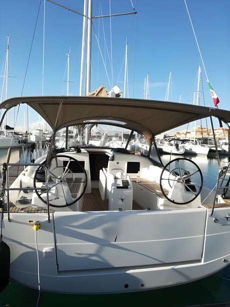 San Vincenzo Zeilboot Cabine 3  6  slaapplaatsen 6  gasten 12.35 m Lijstnummer: #4048 4