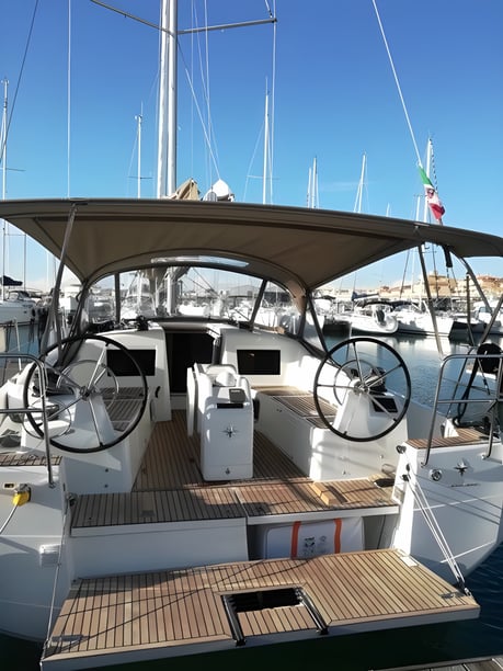 San Vincenzo Zeilboot Cabine 3  6  slaapplaatsen 6  gasten 12.35 m Lijstnummer: #4048 5