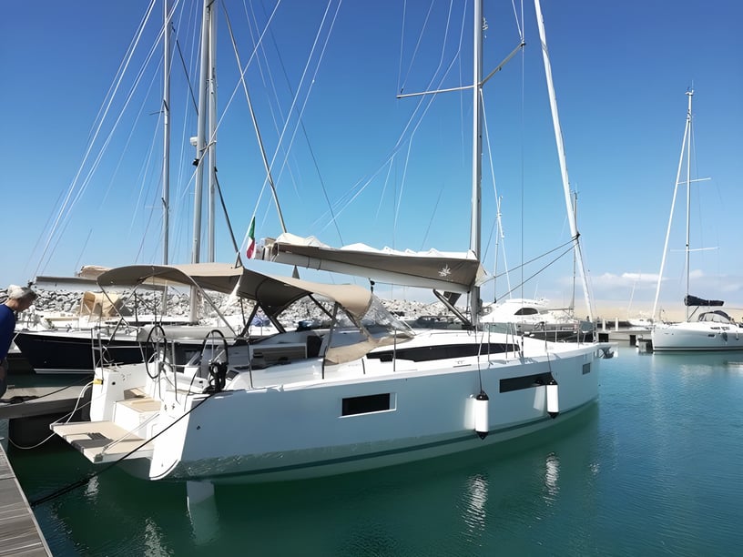 San Vincenzo Zeilboot Cabine 3  6  slaapplaatsen 6  gasten 12.35 m Lijstnummer: #4048