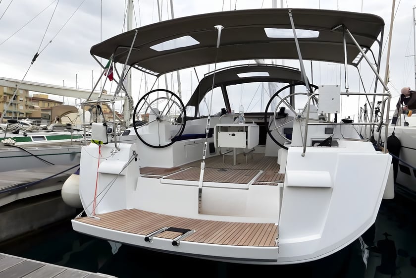 San Vincenzo Zeilboot Cabine 5  10  slaapplaatsen 11  gasten 15.75 m Lijstnummer: #4052