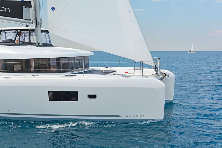 Lavrion Catamaran 6 cabin 10 berths 10 guests 12.8 m Listing Number: #4113 4