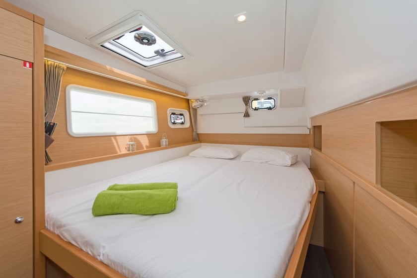 Lavrion Catamaran 6 cabin 10 berths 10 guests 11.97 m Listing Number: #4123 3