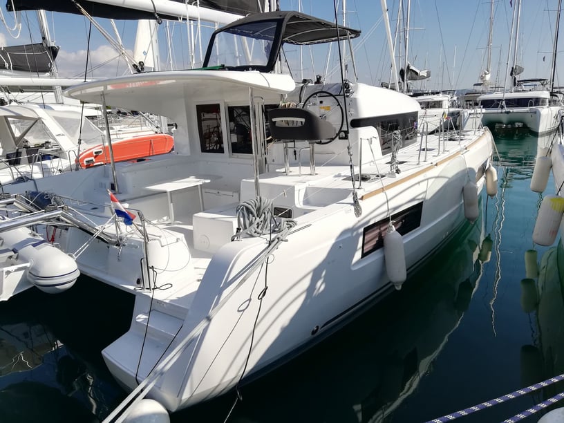 Sukošan Catamaran 6 cabin 12 berths 12 guests 11.74 m Listing Number: #425 4