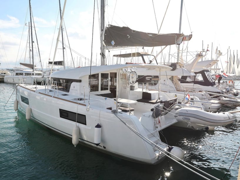 Sukošan Catamaran 6 cabin 12 berths 12 guests 11.74 m Listing Number: #425