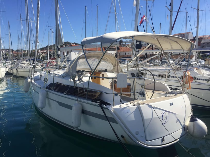 Trogir Sailboat 2 cabin 6 berths 6 guests 10.3 m Listing Number: #4257 4