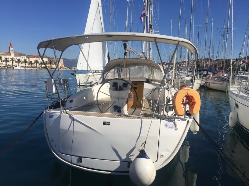 Trogir Sailboat 2 cabin 6 berths 6 guests 10.3 m Listing Number: #4257