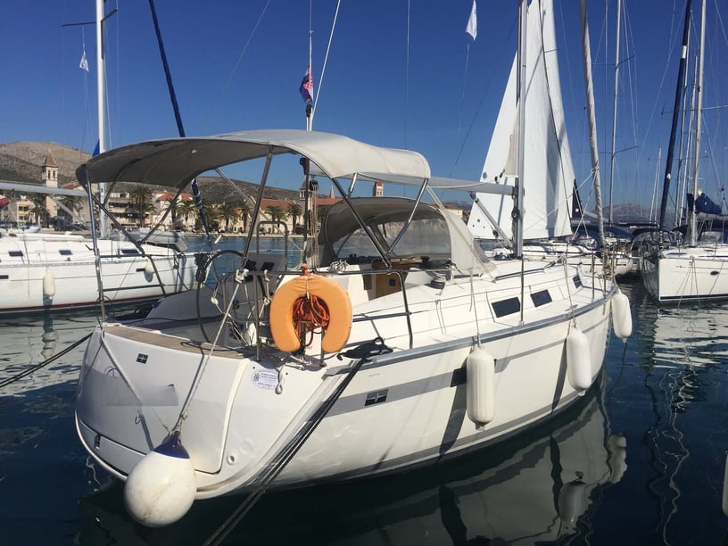 Trogir Sailboat 2 cabin 6 berths 6 guests 10.3 m Listing Number: #4257 3