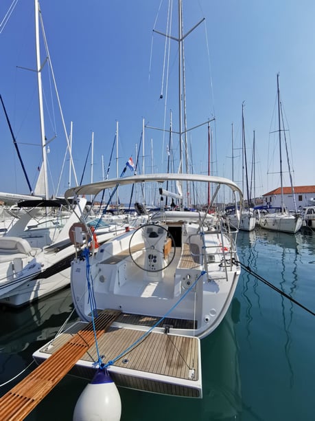 Trogir Sailboat 2 cabin 6 berths 6 guests 10.3 m Listing Number: #4257 5