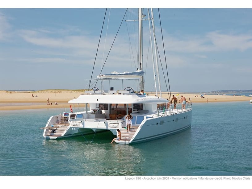 Capo d'Orlando Catamaran Cabine 4  Couchettes 11  Invités 8  18.9 m Numéro de l'annonce: #4600