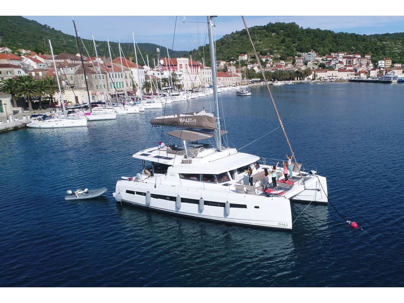 Kaštel Gomilica Catamaran Cabine 6  Couchettes 12  Invités 12  16.8 m Numéro de l'annonce: #4662