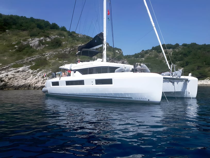 Kaštel Gomilica Catamaran Cabine 7  Couchettes 13  Invités 13  15.54 m Numéro de l'annonce: #4664 3