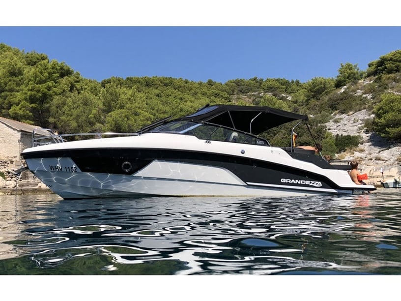 Trogir Motorboot Cabine 1  2  slaapplaatsen 6  gasten 7.56 m Lijstnummer: #4738