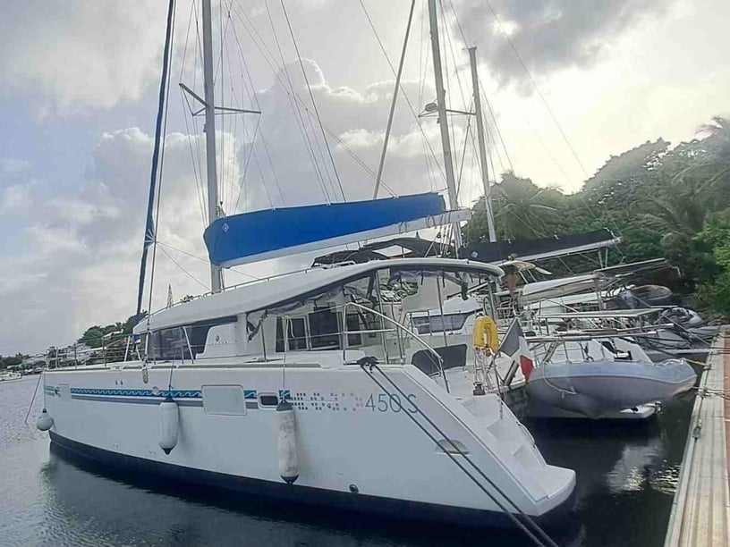Martinique Catamaran 5 cabin 9 berths 9 guests 13.96 m Listing Number: #4743
