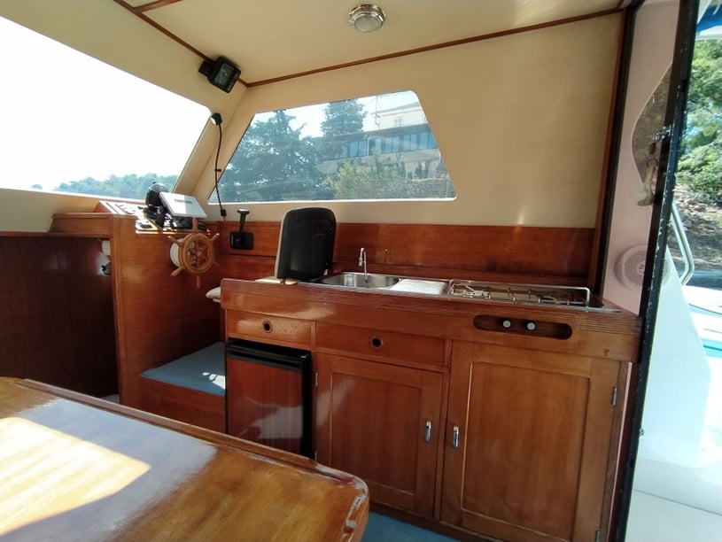 Brbinj Motorboat 2 cabin 4 berths 4 guests 8.8 m Listing Number: #4832 3