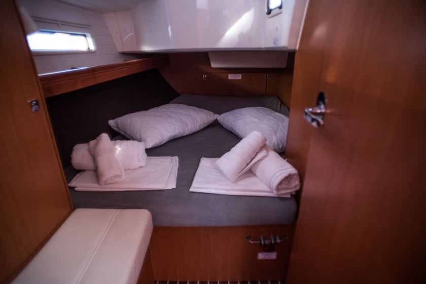 Nea Peramos - Attica Zeilboot Cabine 3  8  slaapplaatsen 8  gasten 11.3 m Lijstnummer: #488 3