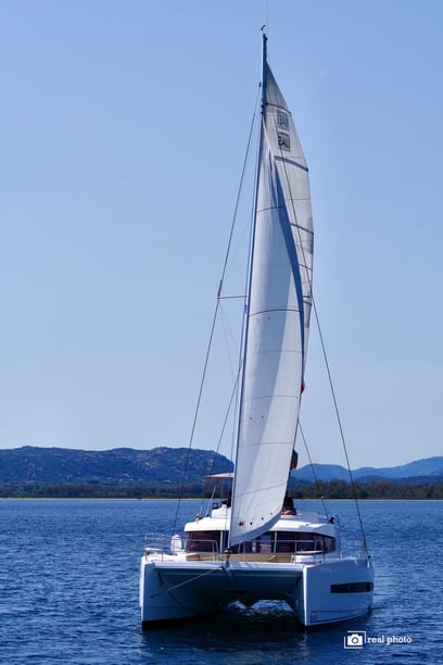 Cannigione Catamaran Cabine 4  8  slaapplaatsen 8  gasten 12.37 m Lijstnummer: #4955 5