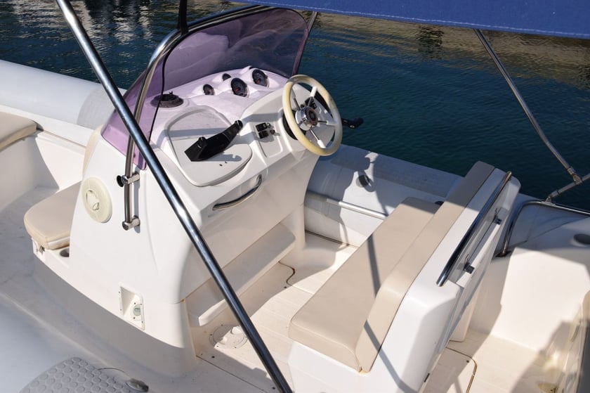 Primošten Motorboat  8 berths 8 guests 6.45 m Listing Number: #5194 3