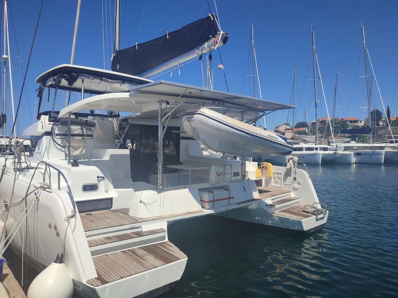 Sibenik Catamaran Cabine 6  Couchettes 12  Invités 12  12.94 m Numéro de l'annonce: #5306 5