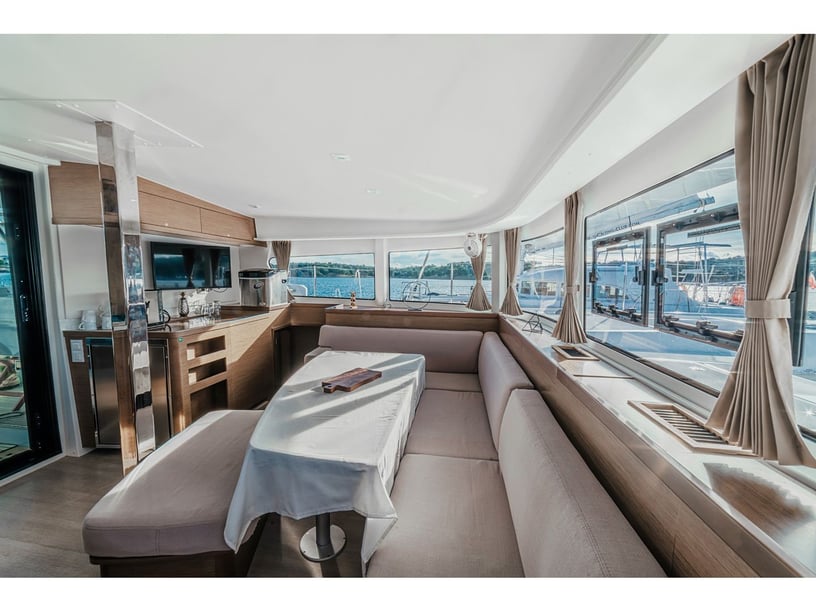 Šibenik Catamaran 6 cabin 12 berths 12 guests 12.94 m Listing Number: #5306 2